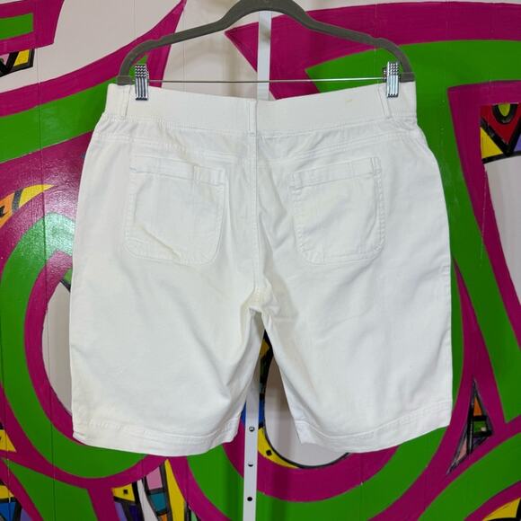 Gloria Vanderbilt White Bermudas, Size 14. Minor stains, should wash out. - Picture 4 of 7